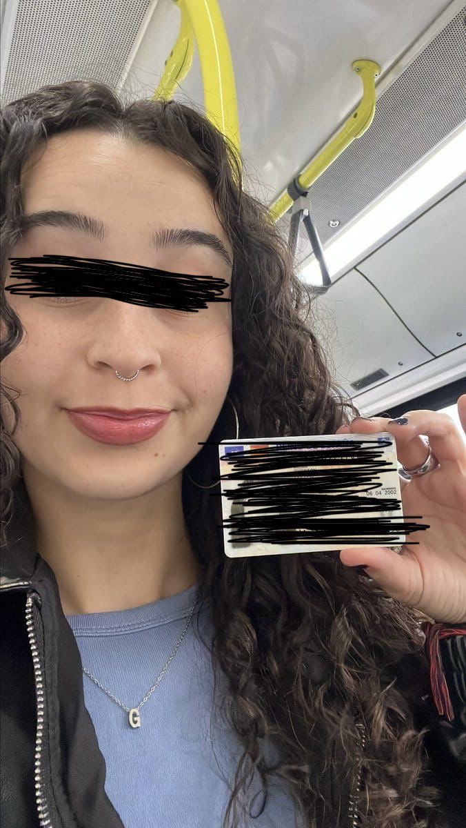 ❗️❗️ESTAFA ❗️❗️
Esta chica y su amiga (supuestamente la de la foto) nos han estafado con la compra de unas entradas para el #PuroLatinoalmeria 
Lo dejo por aquí por si a alguien más intentan colársela, ya que nos la han colado a nosotras pasándonos fotos de su dni y la entrada