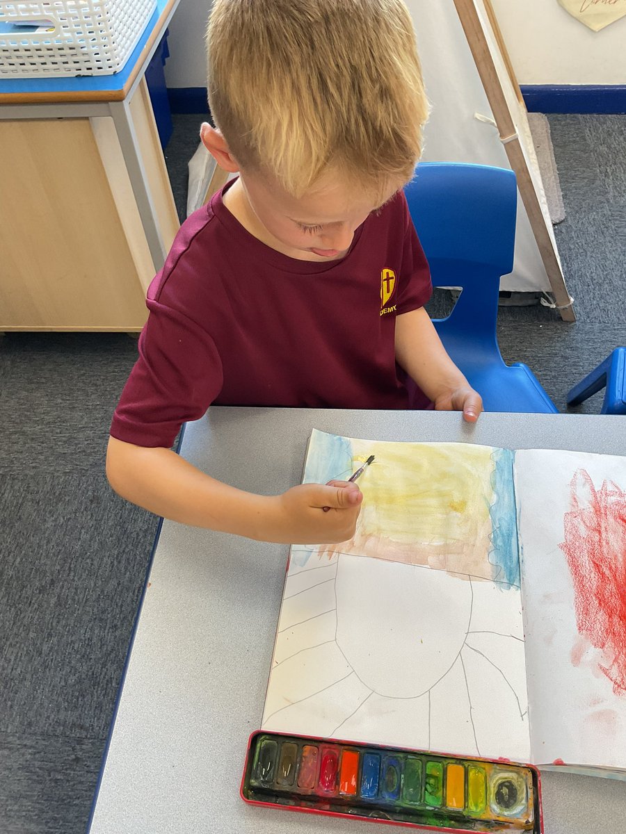 PDA_Y1's tweet image. Creating our summer art piece! Very fitting for this glorious, sunny day! ☀️🕶️ #pdaart