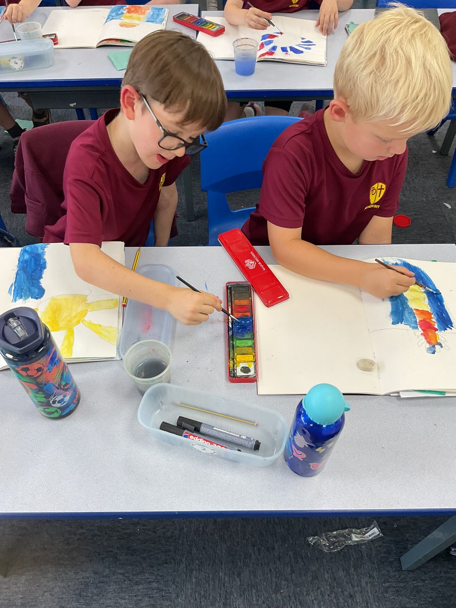PDA_Y1's tweet image. Creating our summer art piece! Very fitting for this glorious, sunny day! ☀️🕶️ #pdaart
