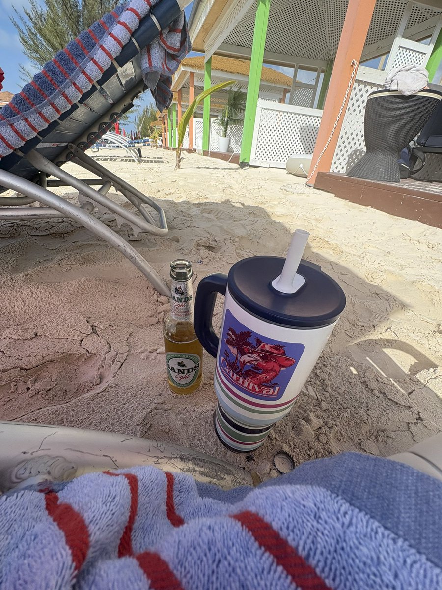 s0ursarah's tweet photo. drinking a beer at 9:30 am bc im in the bahamas rn https://t.co/QZf2okW7id