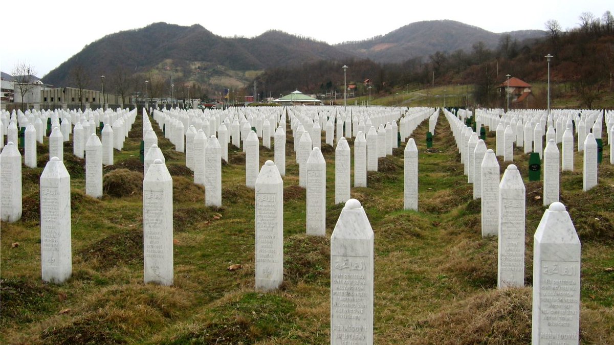 CDS_Defensie's tweet image. 11 juli 1995. Srebrenica viel. Ruim 8.000 mensen werden vermoord. Dertig jaar later staan we stil bij de slachtoffers, hun nabestaanden en onze Dutchbat-veteranen. Wat daar gebeurde, staat voorgoed in ons geheugen gegrift. 👉 defensie.nl/organisatie/be…