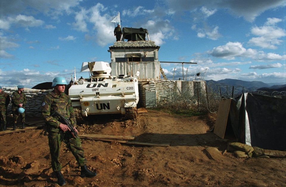 CDS_Defensie's tweet image. 11 juli 1995. Srebrenica viel. Ruim 8.000 mensen werden vermoord. Dertig jaar later staan we stil bij de slachtoffers, hun nabestaanden en onze Dutchbat-veteranen. Wat daar gebeurde, staat voorgoed in ons geheugen gegrift. 👉 defensie.nl/organisatie/be…