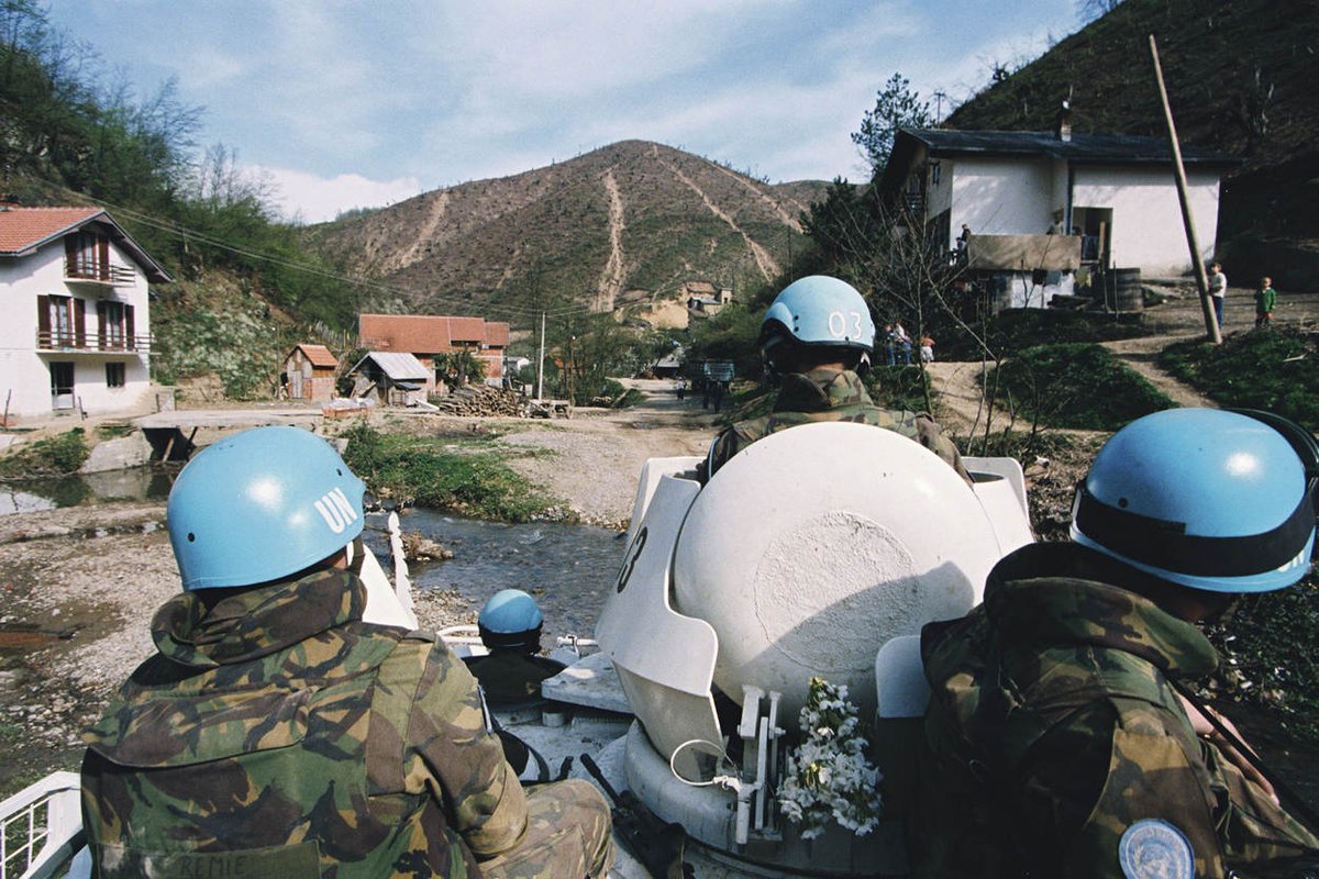 CDS_Defensie's tweet image. 11 juli 1995. Srebrenica viel. Ruim 8.000 mensen werden vermoord. Dertig jaar later staan we stil bij de slachtoffers, hun nabestaanden en onze Dutchbat-veteranen. Wat daar gebeurde, staat voorgoed in ons geheugen gegrift. 👉 defensie.nl/organisatie/be…