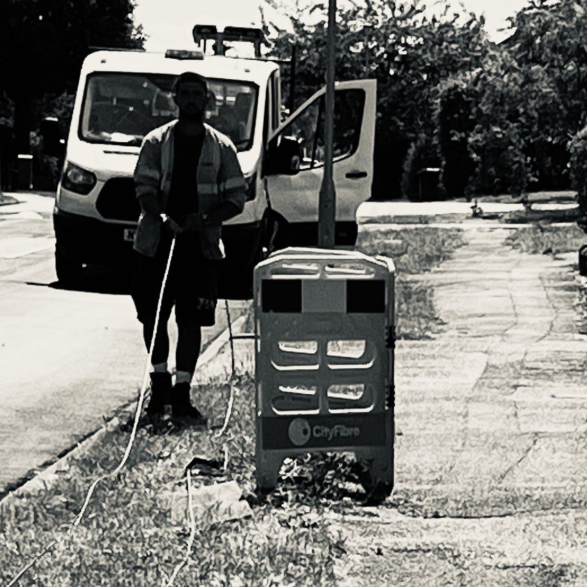 It’s a hot day for <a href="/CityFibre/">CityFibre</a> to be laying #fibre in #StAlbans - it’s easy to forget that building #ConnectedBritain is a pretty manual process- not sure #AI is going to solve this!