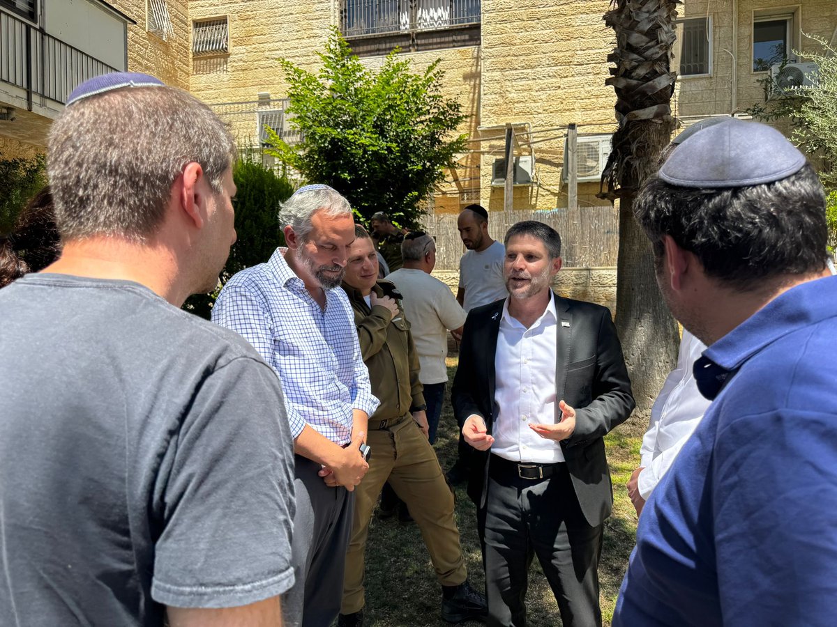 bezalelsm's tweet image. ערבים זה לזה.
השבוע, כשיצאתי מניחום משפחת מסגדיאן על נפילת בנם הגיבור נועם אהרן הי״ד, עצרו אותי מספר אנשים שריגשו אותי עד עמקי נשמתי.
״הגענו לכאן מניו ג׳רזי״, הם סיפרו. ״באנו לכאן כדי לומר למשפחה בשם הקהילה כולה שאנחנו מחבקים וכואבים איתם את נפילת בנם נועם אהרון״.
האמת מרגש.…