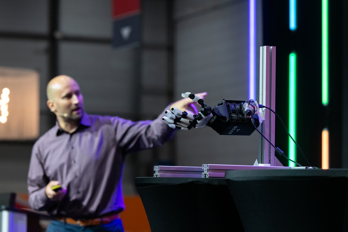 AIforGood's tweet image. Earlier today at the #AIforGood Global Summit!
With these talks we finalized the sessions at the Frontier Stage at this year’s Summit:
👉 Life-like robots using biohybrid and musculoskeletal technologies
Blending biological tissues with robotics, biohybrid and musculoskeletal…