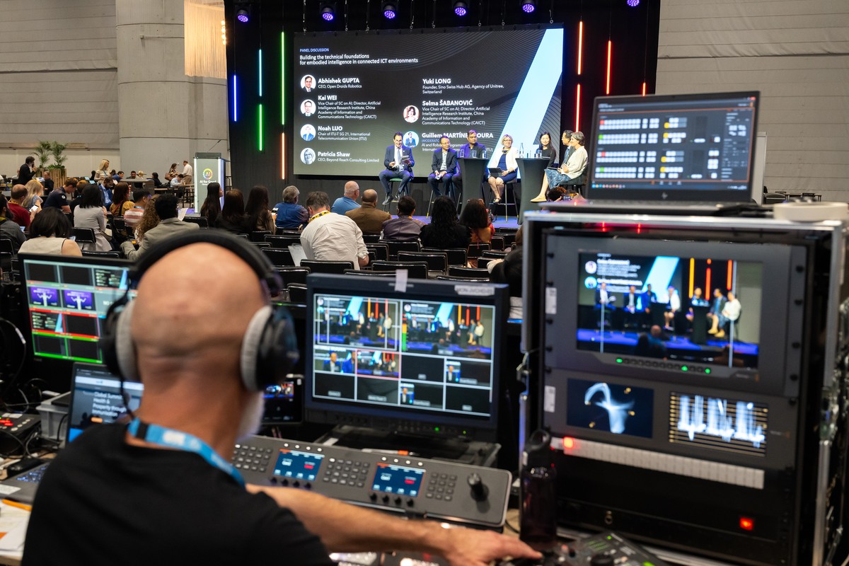 AIforGood's tweet image. Earlier today at the #AIforGood Global Summit!
With these talks we finalized the sessions at the Frontier Stage at this year’s Summit:
👉 Life-like robots using biohybrid and musculoskeletal technologies
Blending biological tissues with robotics, biohybrid and musculoskeletal…