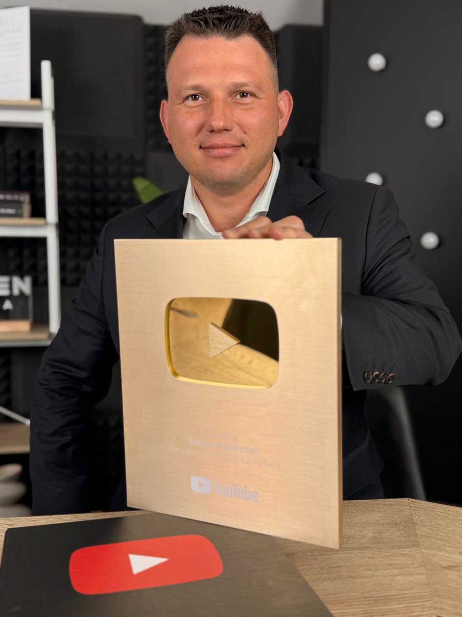 Wreszcie dostałem złoty przycisk za milion subskrybcji na YouTube :)

Bardzo dziękuję wszystkim widzom kanału :)