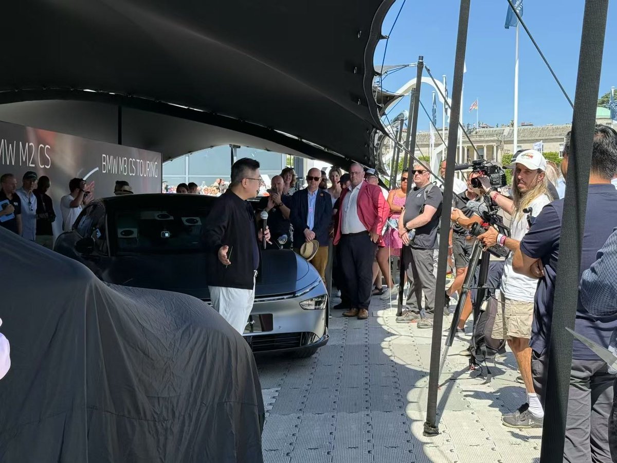 brianxpeng's tweet image. Just wrapped up an incredible day at @fosgoodwood ! This time we bring two dynamic debuts, the new XPENG G6 and P7+ to Europe. The most interesting thing is introducing IRON to the Duke of Richmond. Yes, he loves it! $XPEV