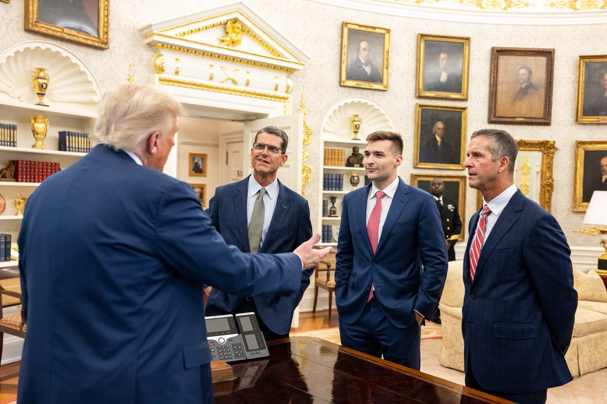 Great time hanging out in the Oval Office with President Trump, Los Angeles Chargers Head Coach Jim Harbaugh, and Baltimore Ravens Head Coach John Harbaugh. 🇺🇸🇺🇸🇺🇸

📸: <a href="/dto_rok/">Daniel Torok</a>