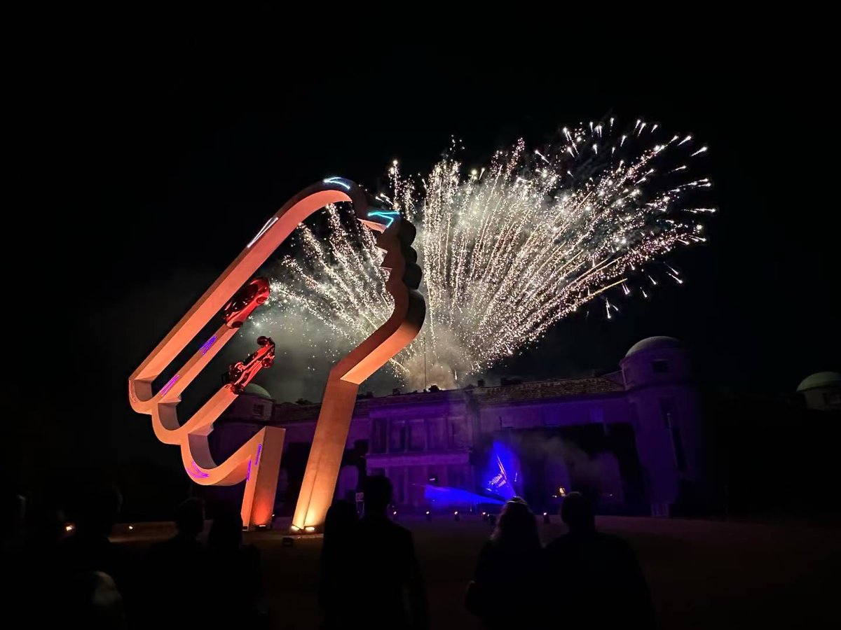 brianxpeng's tweet image. Just wrapped up an incredible day at @fosgoodwood ! This time we bring two dynamic debuts, the new XPENG G6 and P7+ to Europe. The most interesting thing is introducing IRON to the Duke of Richmond. Yes, he loves it! $XPEV