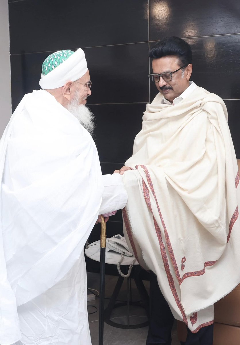 WeDravidians's tweet photo. Deeply moved by the gracious gesture of gratitude from the #DawoodiBohras. It was a privilege to host them at my residence and I sincerely appreciate their generous contribution of ₹1 crore to the #CMPRF.

@mkstalin https://t.co/i7NFDV06nu
