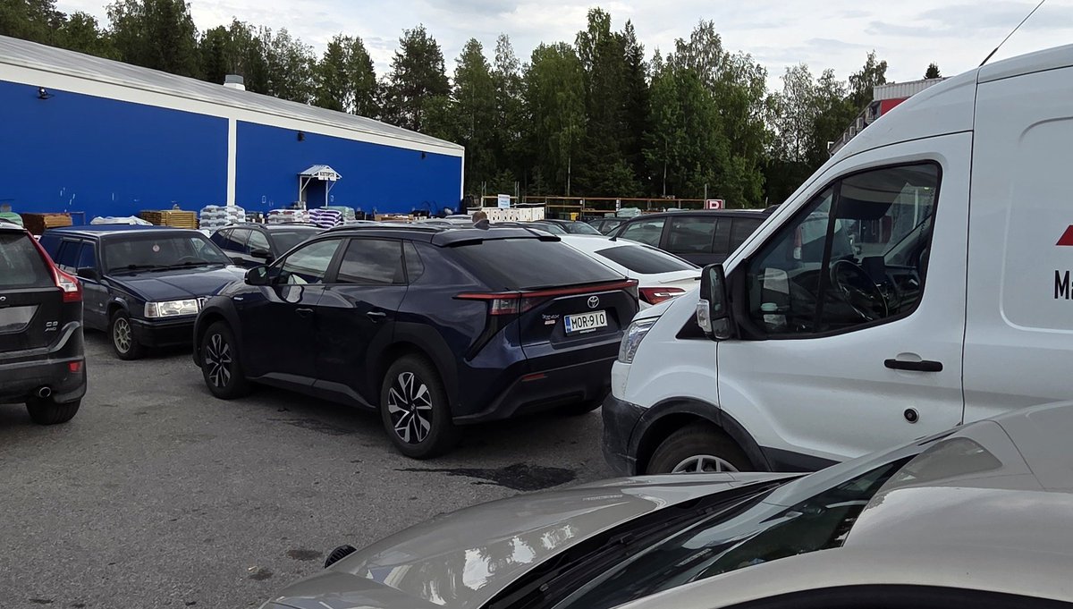 sulkahattu's tweet image. Kajaanilaiset Puuilon asiakkaat näytti tojota-miehelle kaapin paikan. Mutta kaikesta selvitään kun on kääntyvät etupyörät ja täydellinen piittaamattomuus oman auton kunnosta