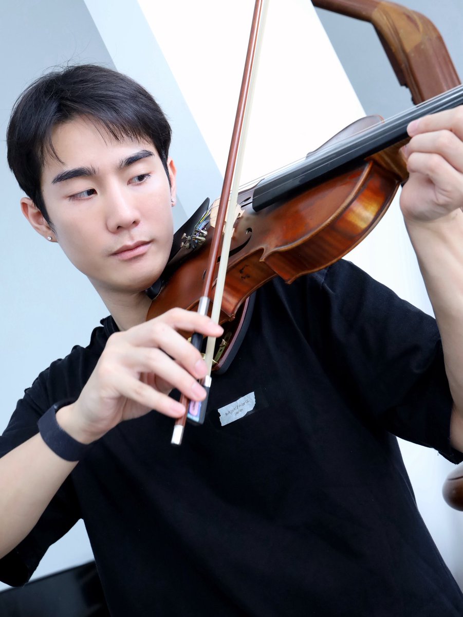 ForceBook_F's tweet image. Forcejs Style ✨
#fforce_ #ForcejsStyle
 
#MASONPRINCE
1. Oversized washed simple logo T-shirt 

#cartier
 2. Love Ring

#WHOOP 
3. Whoop Strap 4.0

พี่แทนคุณของน้องบทเพลงกับไวโอลินเท่ๆ 🎻
#MelodyOfSecrets