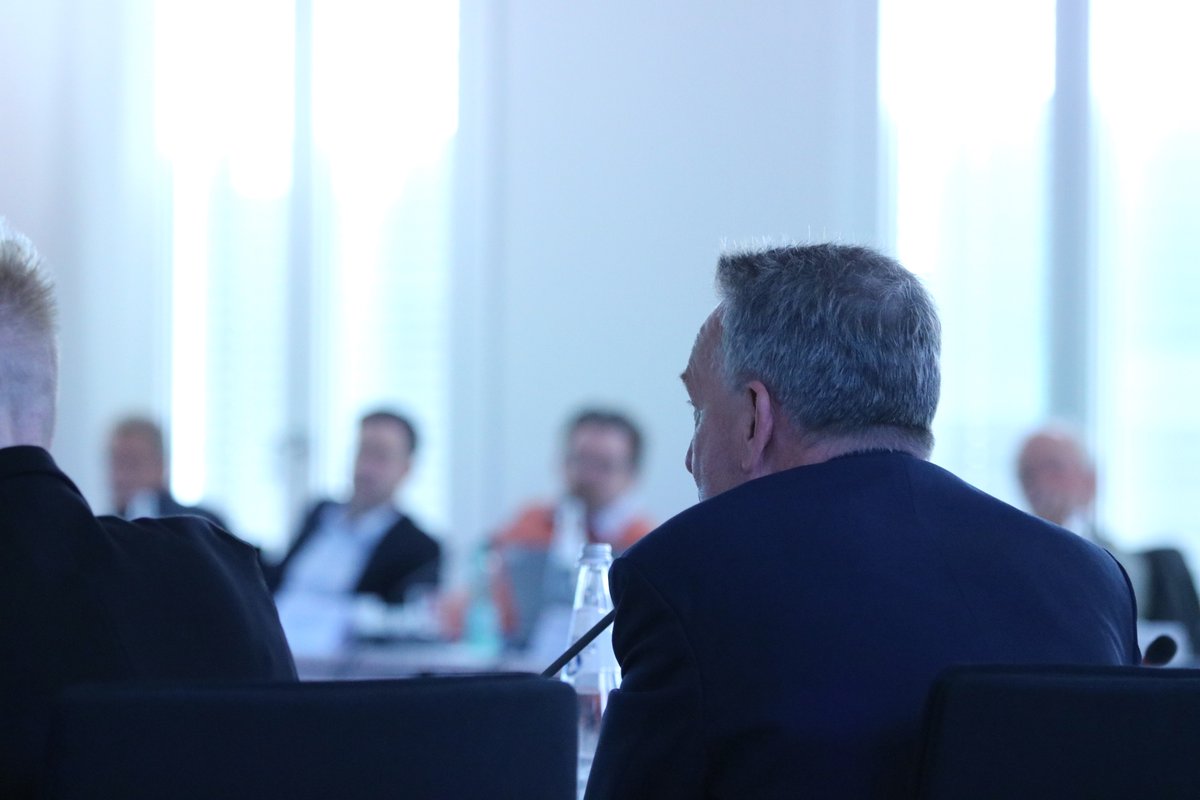 „Nach vier Wochen hätten Sie handeln müssen“
Beim Umgang mit der Corona-Pandemie haben die damals geltenden Pandemiepläne praktisch keine Rolle gespielt, und was damals als „Kontaktverfolgung“ angeboten wurde, war ein reines Phantom. Diese Ergebnisse einer Fachanhörung in der