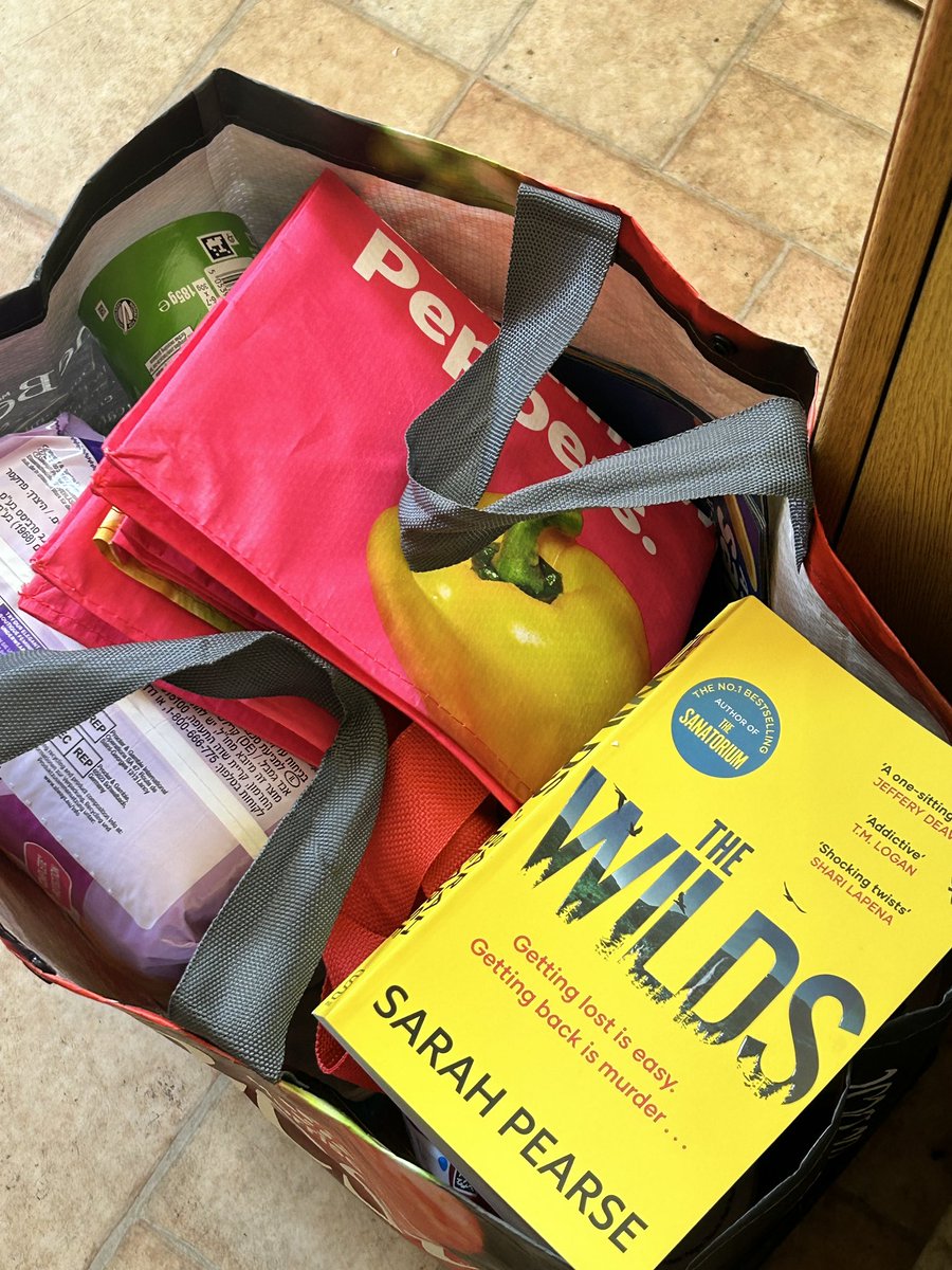 Doing my the weekly shop at <a href="/Morrisons/">Morrisons</a> looks what found in my bag after self scanning🙈<a href="/SarahVPearse/">Sarah Pearse</a> oooh I can’t wait. 📚📖🤓👓📚📖