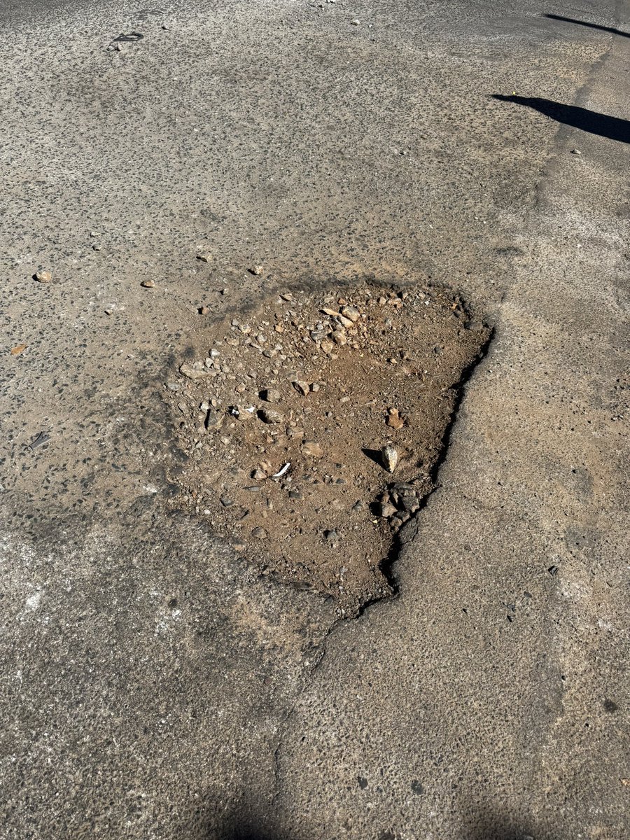 DadaMorero's tweet photo. We are increasing the number of pothole repair teams in every region. #JoburgServices #WarOnPotholes #FixMyJozi #RebuildingTrust #HighImpactDelivery #CityOfJohannesburg #MayorMorero #RegionB https://t.co/GxzzEjWttg