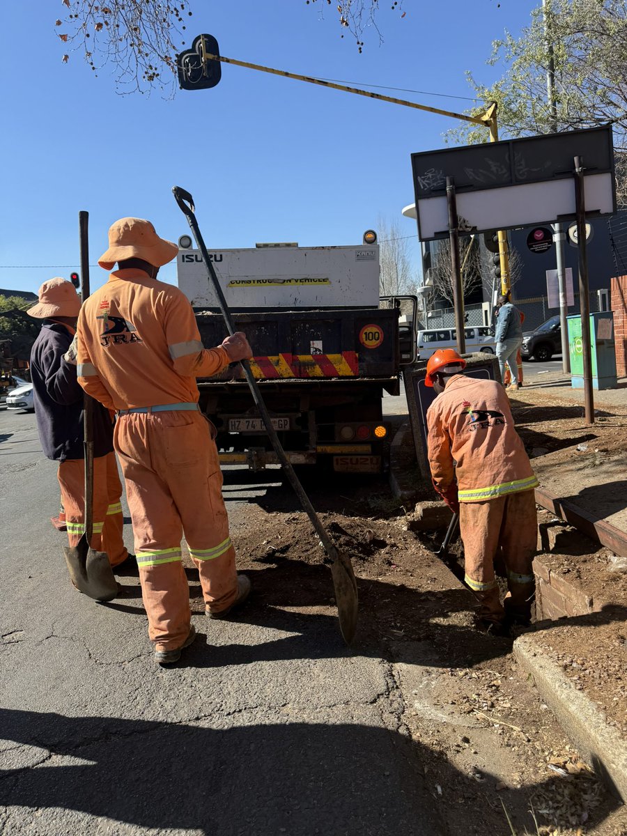 DadaMorero's tweet photo. We are increasing the number of pothole repair teams in every region. #JoburgServices #WarOnPotholes #FixMyJozi #RebuildingTrust #HighImpactDelivery #CityOfJohannesburg #MayorMorero #RegionB https://t.co/GxzzEjWttg
