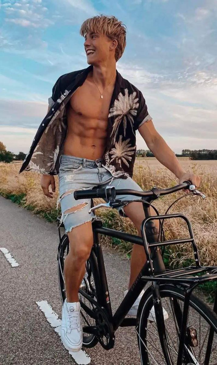 hotjeansfun's tweet photo. Hot guys in trashed cutoffs always drive me rock hard in my jeans and make me unload in them
#trashedjeans #cutoffs #sexyguys https://t.co/3Vjh5qlEHy