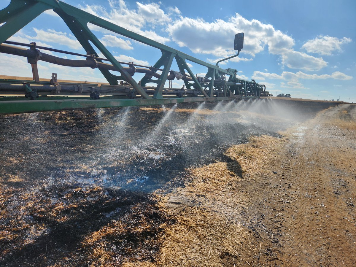 GrainSA's tweet photo. 🧪 Spray regimes, nozzles & #soybeans - all on the agenda during last week's @GrainSA's visit to Gerrit Roos’s farm. From prevention strategies to yield gains, it's all about translating agri science into real-world impact. 🌱
#AgriResearch #FarmVisit #CropProtection