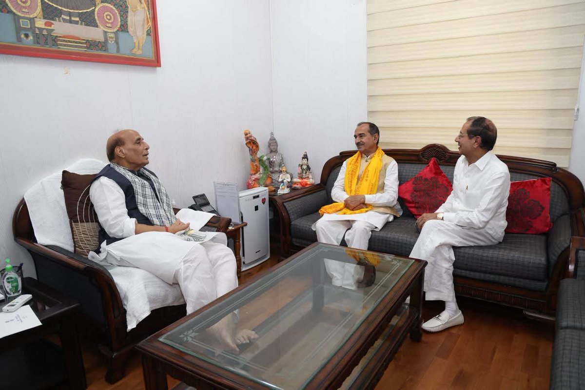 आज नई दिल्ली प्रवास के दौरान माननीय केंद्रीय रक्षा मंत्री श्री राजनाथ सिंह जी से शिष्टाचार भेंट कर उन्हें जन्मदिवस की शुभकामनाएं प्रेषित की। 

ईश्वर से उनके अच्छे स्वास्थ्य और दीर्घायु की कामना करता हूँ।