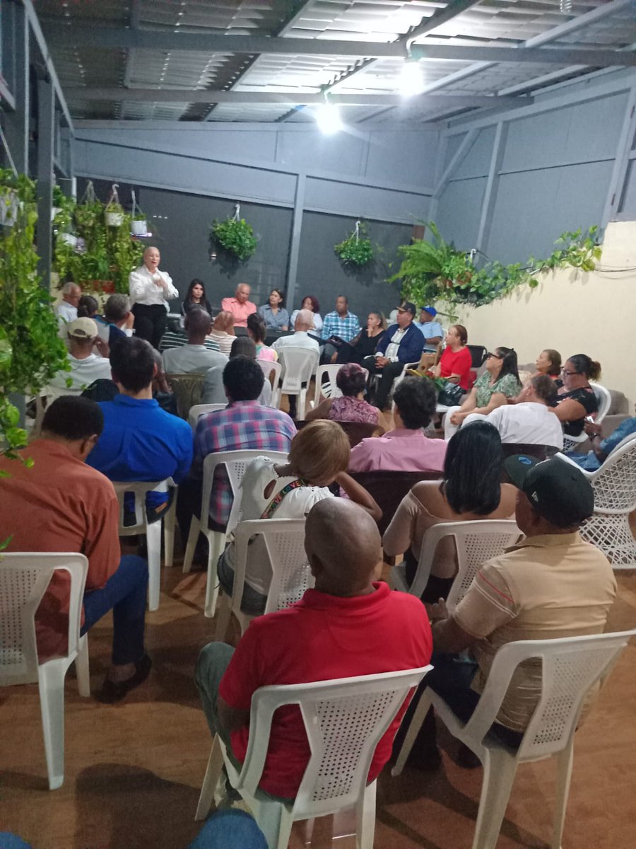 Sankartejeda's tweet photo. Reunión de trabajo rumbo al 3 de Agosto en apoyo a nuestros candidatos a la Dirección Central local y nacional de nuestro partido la Fuerza del Pueblo acompañados de nuestro próximo presidente de la Circ. #1 Water Encarnación, Juntos Venceremos. @LeonelFernandez @OmarLFernandez https://t.co/sLSzICUXpQ