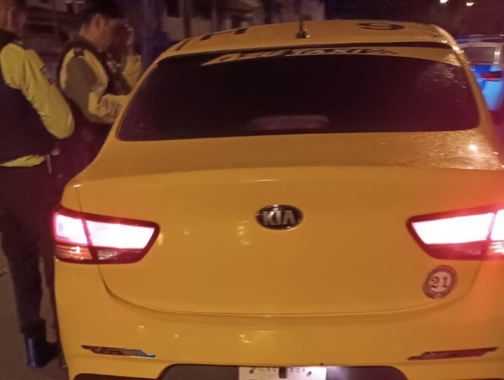 🔴#Cuenca| Conductor de #taxi en aparente estado etílico fue encontrado anoche, en la Av. 10 de Agosto y Pichincha. Personal policial se acercó al vehículo de transporte público para verificar la situación.