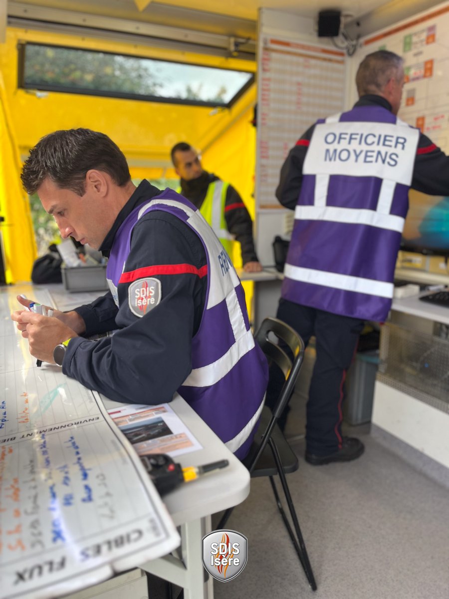 Sapeurs-pompiers de l'Isère - SDIS38 (@sdis38) on Twitter photo Chaque vendredi matin, 15 officiers se rassemblent pour préparer la semaine à venir
➡️Prise d’astreinte
➡️Désignation des spécialistes
➡️Fermetures de routes, travaux,
➡️Analyse des risques météo
Formation sur les outils de communication (ce matin)
‼️anticipation & coordination Chaque vendredi matin, 15 officiers se rassemblent pour préparer la semaine à venir
➡️Prise d’astreinte
➡️Désignation des spécialistes
➡️Fermetures de routes, travaux,
➡️Analyse des risques météo
Formation sur les outils de communication (ce matin)
‼️anticipation & coordination