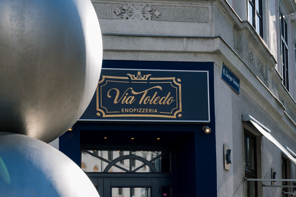 مطعم Via Toledo Enopizzeria في الحي الثامن بفيينا،
يُعد من أفضل مطاعم البيتزا في العاصمة النمساوية.
اسم المطعم سمي على اسم شارع توليدو قلب مدينة نابولي في إيطاليا،
🕔 مواعيد العمل
– الثلاثاء إلى الجمعة: 17:00 – 22:30
– السبت والأحد: 12:00 – 22:00
📍الموقع: goo.gl/maps/SZkjSwBXU…