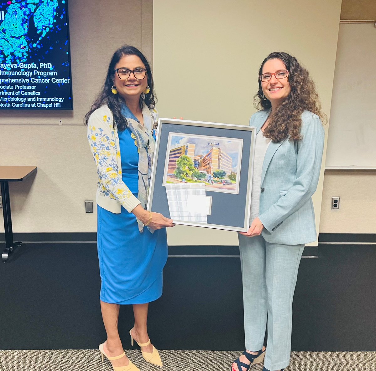 UMMC_Cancer's tweet image. Dr. Seema Singh presented a plaque to Dr. Yuliya Pyalyeva-Gupta during her visit to the Cancer Center. She discussed how reprogramming B cells, by blocking a specific substance, can shift their role from supporting cancer to fighting it. @rodrocconi