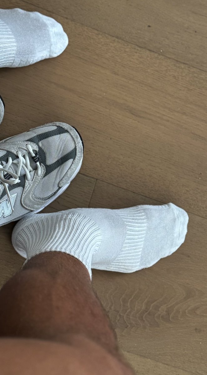 SocksOffBro's tweet photo. Just finished gym. Socks still warm.
Who’s down there waiting for ‘em? 👀
#SocksOff #GymFeet #FootFetish #SneakerTease #MaleFeet https://t.co/uJJyyxfoBZ