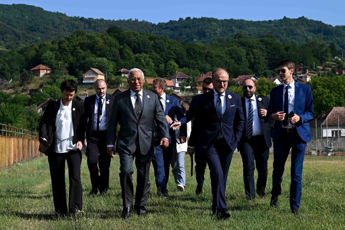 EWB_eu's tweet image. Today marks 30 years since the Srebrenica genocide.
Several thousand people, including @eucopresident and @MartaKosEU, gathered in Potočari to honor over 8,300 Bosniak men and boys killed by Bosnian Serb forces, led by Ratko Mladić in July 1995.

europeanwesternbalkans.com/2025/07/11/the…