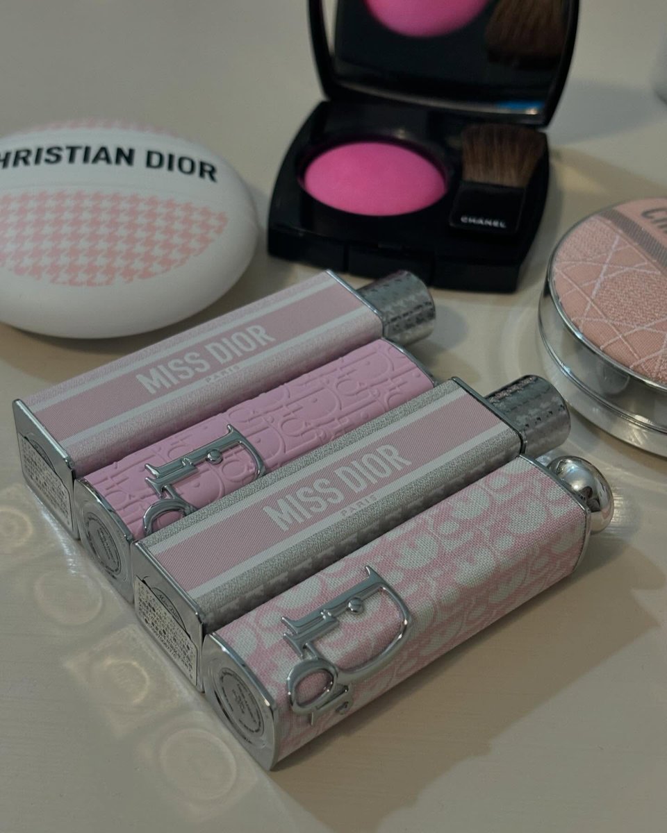 Ahmad27451174's tweet image. From simple to stunning, all in this kit
#MakeupCollection #BeautyJourney