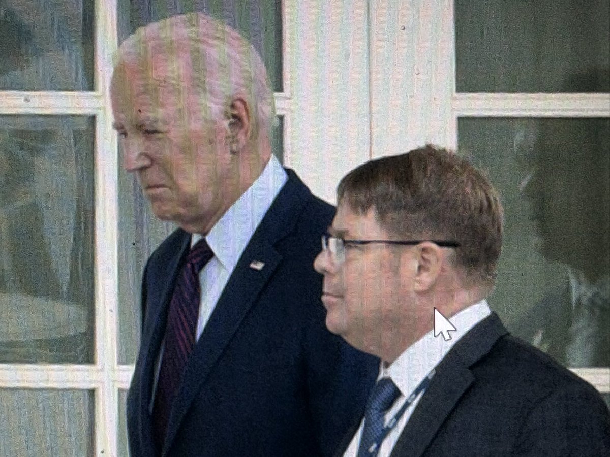 de_cesare33132's tweet photo. #KevinOConnor
He was #JoeBiden's doctor in the #WhiteHouse. He testified before #Congress.
First question. Were you ever told to lie about the #PresidentHealth?
Second question: Did you ever believe #PresidentBiden was unfit to perform his duties?
O’Connor: “I have the right to remain silent.”
#HouseOversight Committee Chairman #JamesComer (R-Ky.): There was a conspiracy to cover up Biden’s #MentalDecline.
But there is another unanswered question: who has governed us here in the #UnitedStates for the last four years?
