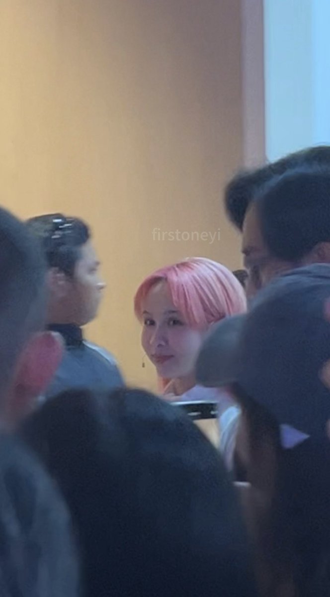 ได้แคปรูปจากวิดีโอตัวเอง เพราะมองไม่ทัน
แฮนน่า น่ารักมากอ่ะ น้อนนนนนน🤏🏻