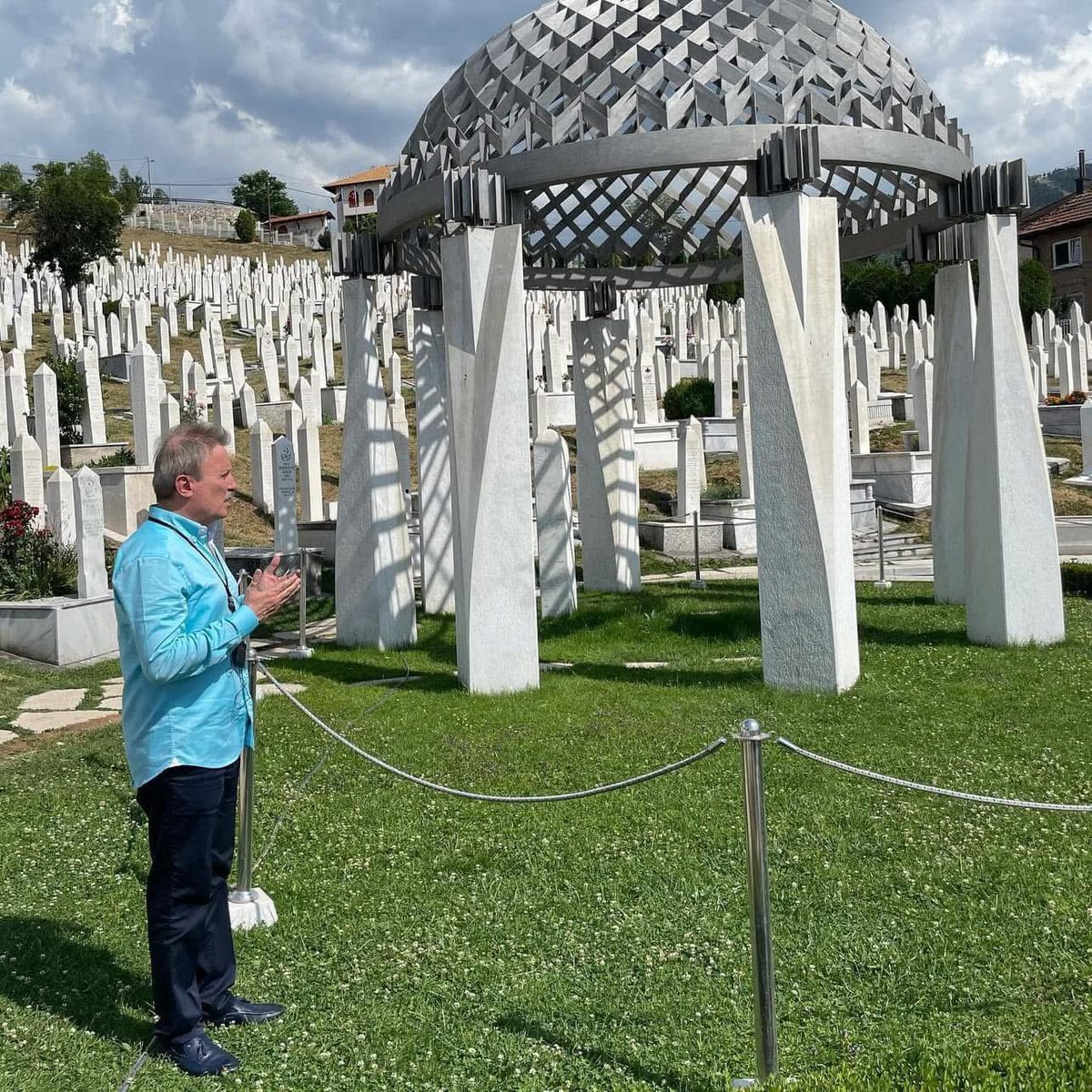 Srebrenica soykırımının 30. yılı. uygar dünyanın gözleri önünde 8372 kişi 11 Temmuz 1995’de katledildi. Aynı durum bugün Gazze’de devam ediyor. İnsanlık Potoçari mezarlığında ayağa kalktı. Srebrenica ve Gazze, evet artık, insanlığın özgürlük, hak ve adalet yürüşü başlamıştır.