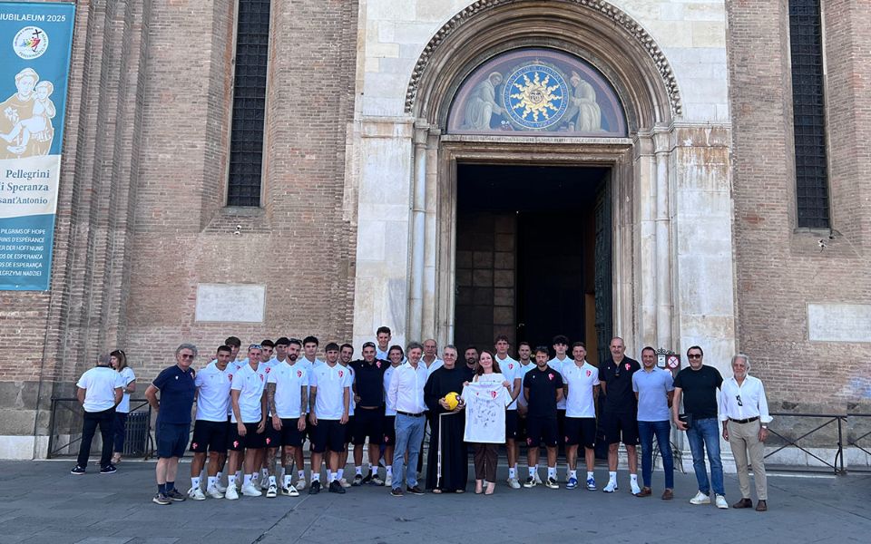 CALCIO PADOVA | Visita alla Basilica del Santo e incontro con il rettore Ramina 
tgbiancoscudato.telenuovo.it/padova-calcio/…