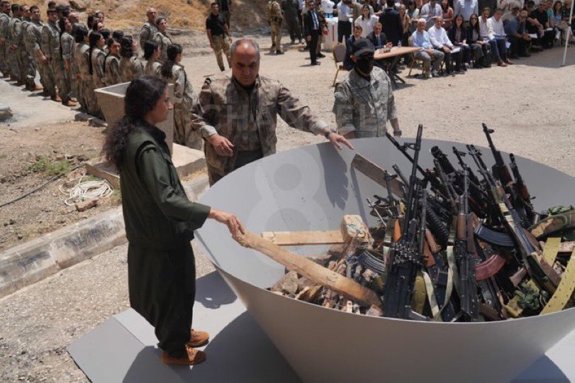 Bitli pkk nin oğlumun oyuncak silah sepetindeki silahı kadar silahı yokmuş...
Yersen..
Bunun icin mi bebek katilinin elini sıktılar, elebaşını göklere çıkardılar.
Isleri gücleri yalan, dolan, tiyatro...

#KahkahayıSandıktaGör
