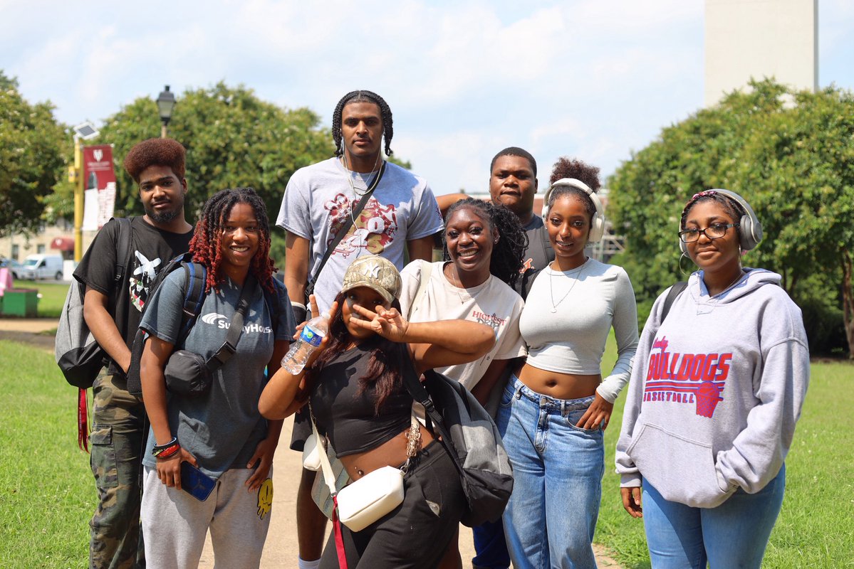 VAUnion1865's tweet image. Campus has been way too quiet without our Panthers! 🐾 Early check-in is TODAY & TOMORROW for Early Fall Term students. We can’t wait to meet our newest members of the pack. 💼🐾 Scan the QR code for all the details.
#VUU #PantherPride