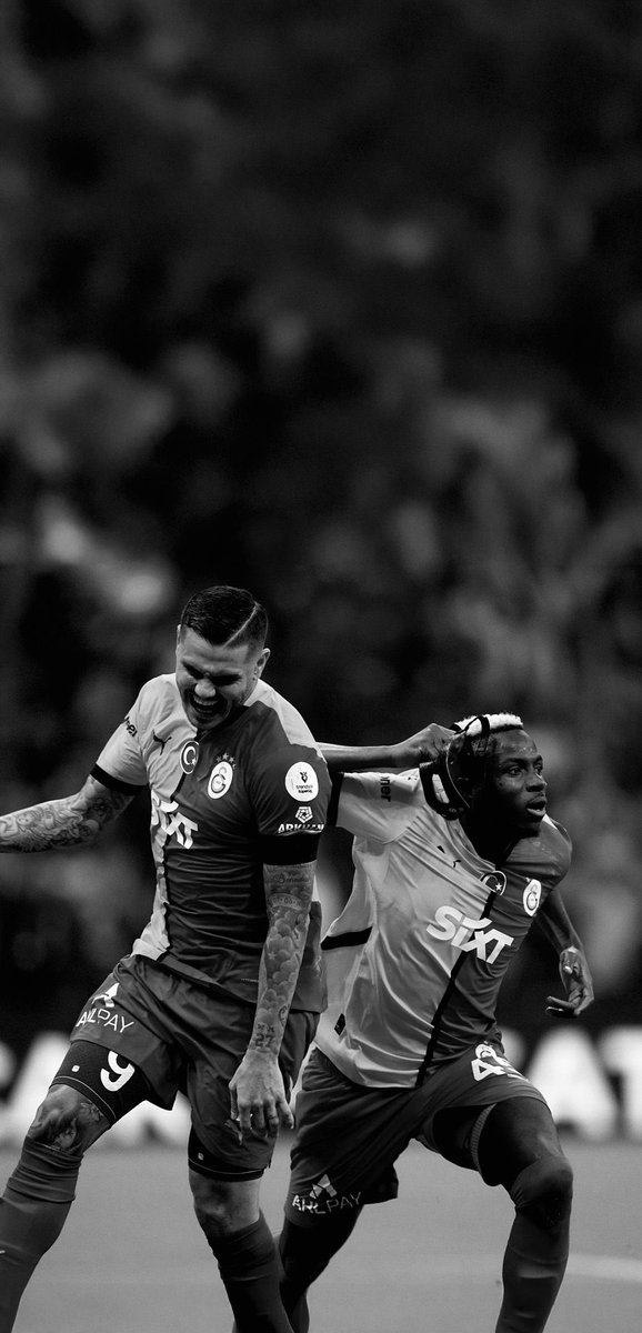 DerinGSMeclisi's tweet image. Galatasaray’a transfer olması için, Napoli’ye futbol hayatı üzerinden rest çekerek transferin kilidini açan Victor Osimhen’in kendisidir! Bu transferden kimseye pay çıkartmayın. Telefonlarınız için şimdiden iki adet resim bırakıyorum. Paylaşarak milyonlarca taraftara ulaştıralım.
