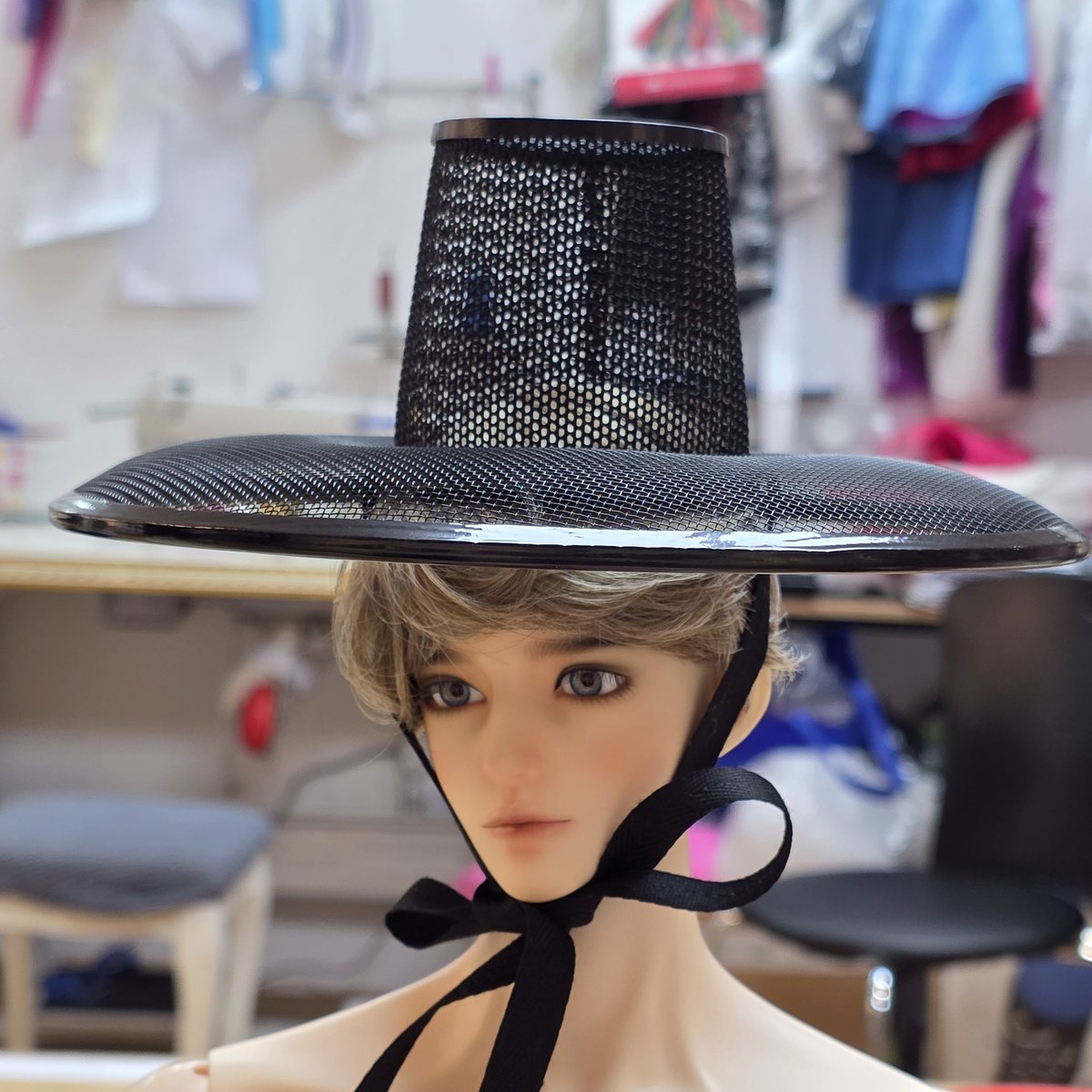 드뎌 양태가 넓고 쉐입이  곡선인 내맘에 꼭 든  갓 시제품이 나왔어요. 큼큼.. 이건 제 취양이고  옥로를 끼워줘야할것 같은 아담한 갓도  같이 나왔답니다. 한복상점에서 일반인들 상대로 한복구체관절인형을 선보여야 하니 더 긴장됩니다. 멋진 소품을 선보일게요.
#가인돌갓
#인형갓
#전통소품