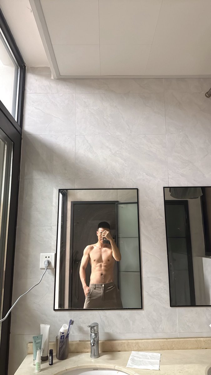 three24664965's tweet photo. 他喵的天天加班，健身房快一个月没去了，腹肌都快没了。日了狗了 #重庆 https://t.co/eGmA4SVQjS