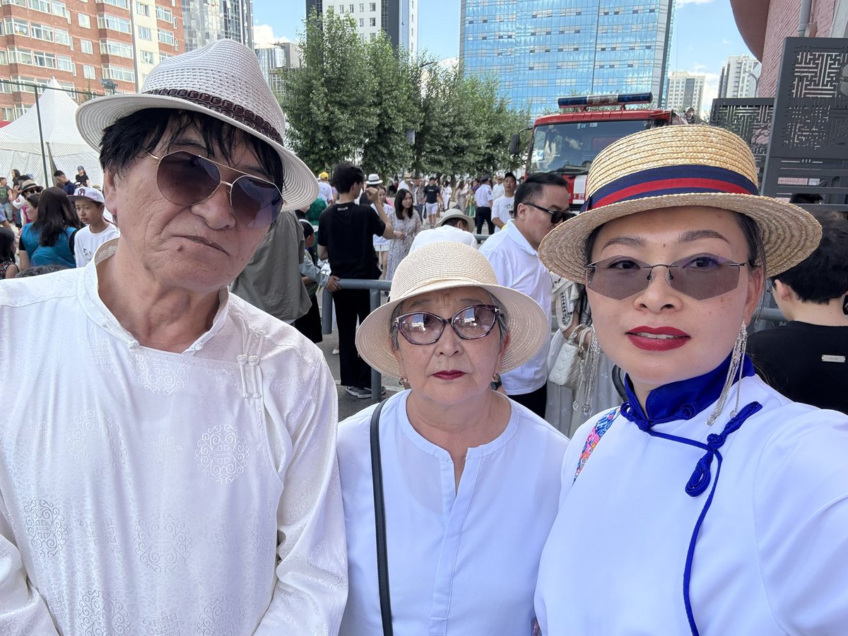 Хотол олноороо сайхан наадаарай.