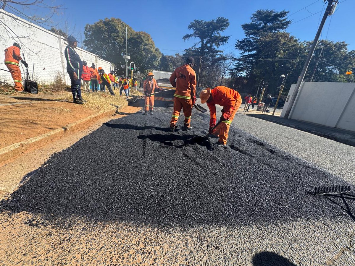 MMCKennyKunene's tweet photo. 📌Today , MMC for Roads and Transport, Cllr @Kenny_T_Kunene, continued with #WarOnPotholes with @MyJRA Teams. Today's activities included road resurfacing , rebuilding and clearing of KI's, and road markings.
#OperationRestore #MMCKKSupport
@CityofJoburgZA @CoJTransport https://t.co/Fu5ig9GaX7