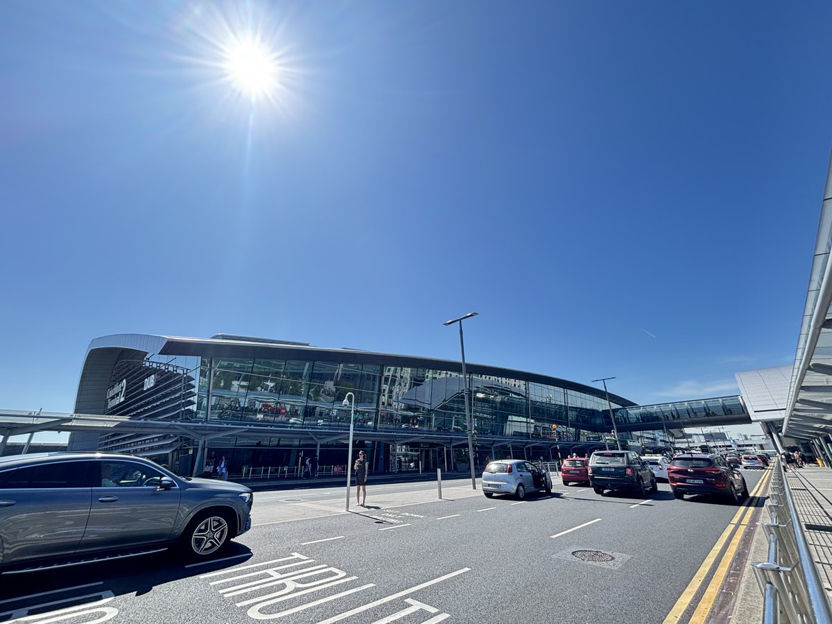 Cracking day today here at Dublin Airport🤩🤩

Temperatures today reached 25°C, winds are currently 7 Knots at 140°

Wear your suncream ☀️✈️

#Ireland #Dublin #Planes #Airport #DublinAirport