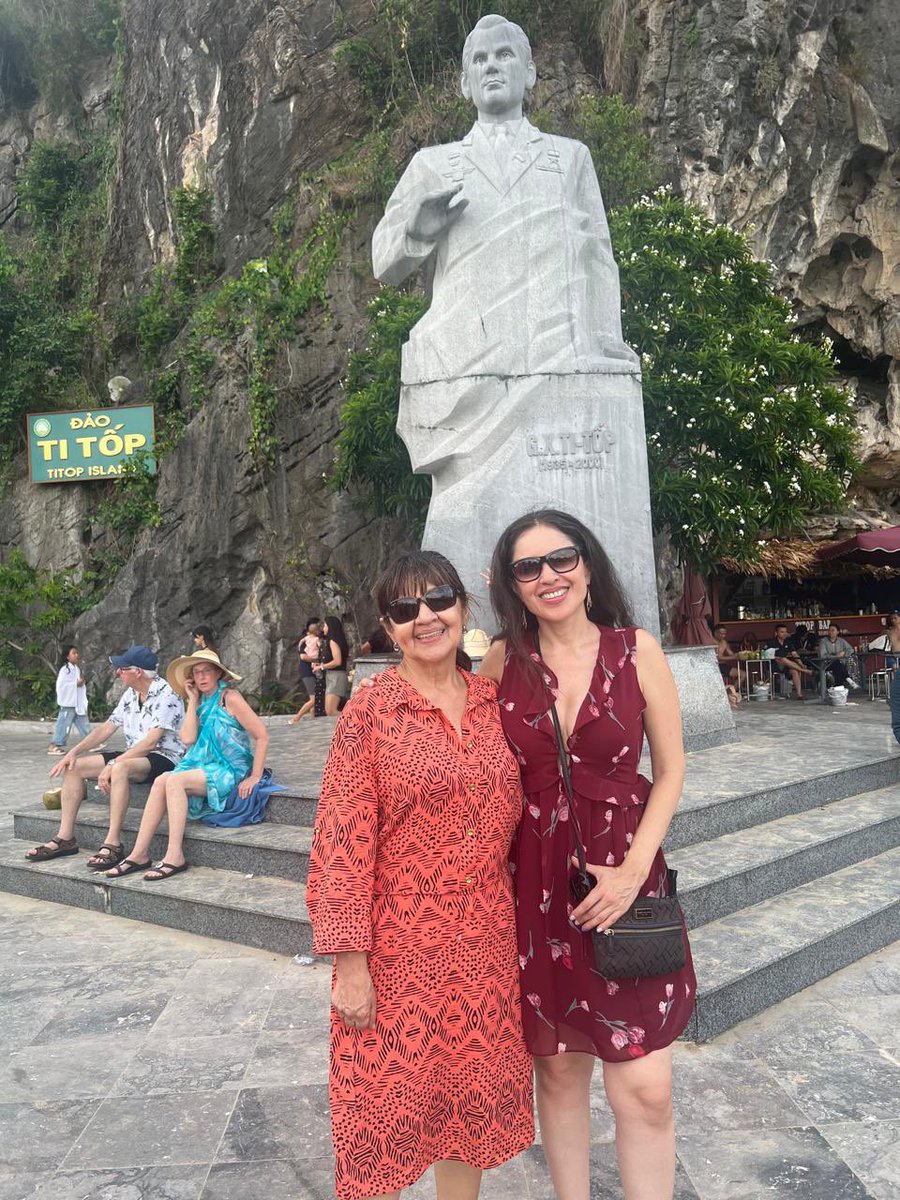 AleidaAzamarA's tweet image. 🌴✨ El recorrido por la isla Dao #TiTop en la Bahía de #HaLong fue muy interesante, subimos hasta su mirador, entre escalinatas y vegetación, pudimos contemplar el mar esmeralda salpicado de islas que parecían casi una pintura. Un momento de quietud para reflexionar…