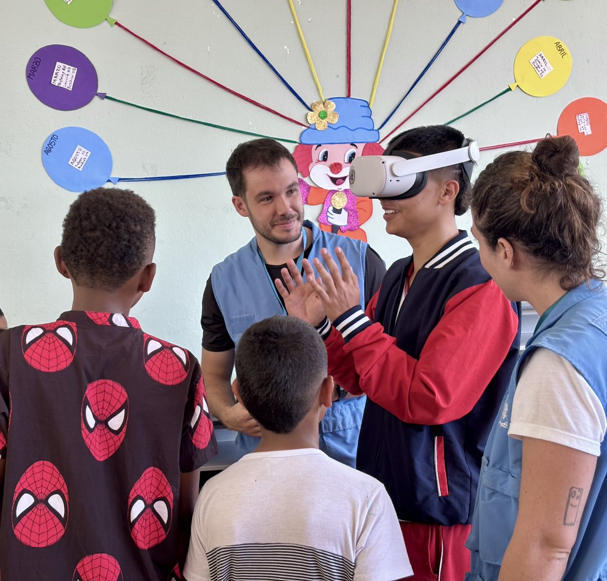 MisionONUCol's tweet photo. En Sinaí, en Argelia, #Cauca, realizamos acciones pedagógicas con niñas, niños, adolescentes y firmantes de paz para fortalecer la paz y la reconciliación. A través de la experiencia de VR de @MisionONUCol #PathwaysColombia, exploramos avances del Acuerdo de Paz. 🧵 https://t.co/LK7TCrhLJX