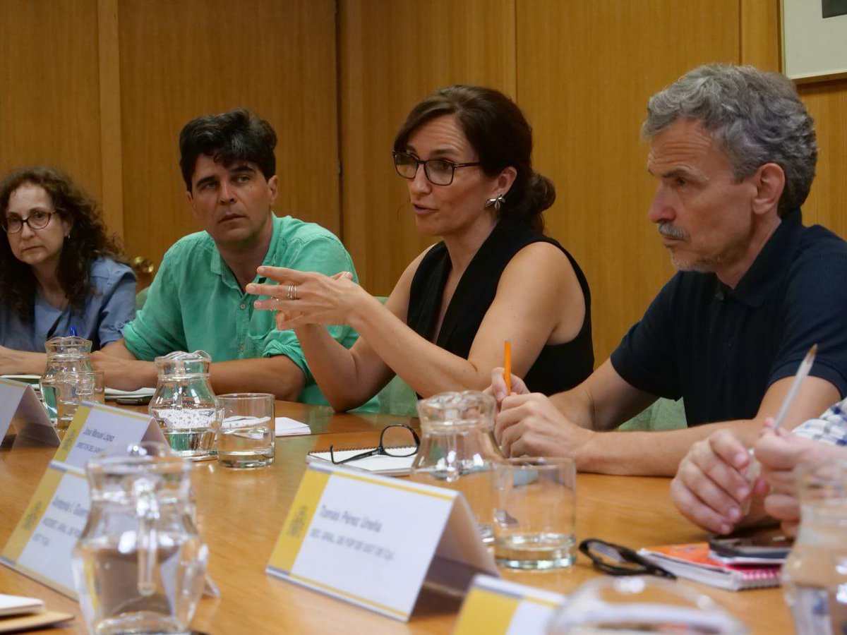 Juan_Gascon's tweet photo. Hoy las plataformas por la sanidad pública de CyL, @CCOOCyL, @UGTCyL, @iucyl y @amnistiacyl hemos tenido una reunión en @sanidadgob con @Monica_Garcia_G.
Es paradójico que sea más fácil reunirse con la ministra que con el Consejero de sanidad. https://t.co/QxJgjTDhug
