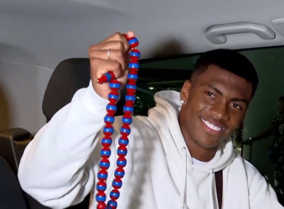 Trabzonspor'un Brezilyalı forveti Felipe Augusto'ya İstanbul Havalimanı'nda bordo-mavi tespih hediye edildi.