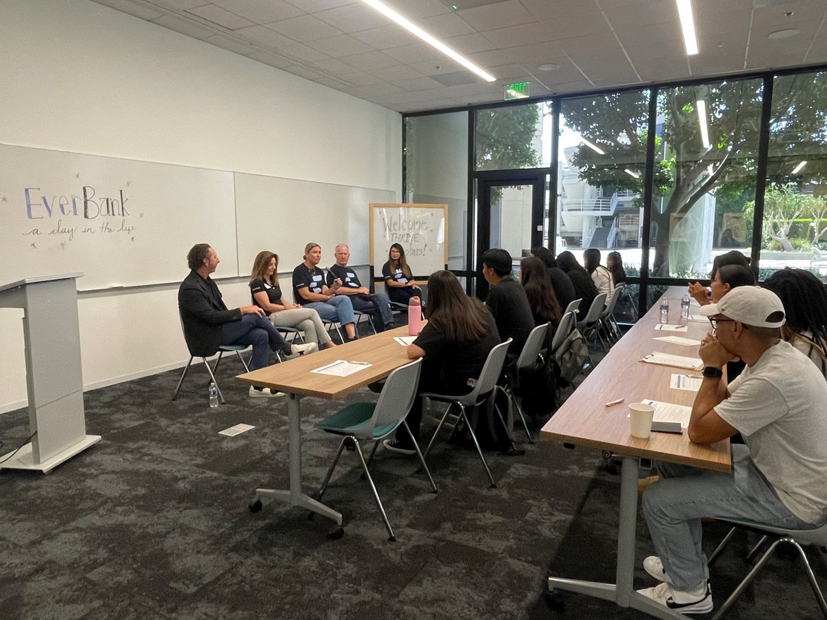 EverBank's tweet image. At EverBank, we believe in investing in the next generation of leaders. We partnered with @ThriveScholars to host a career exploration event providing insights, mentorship and a closer look at the paths available in the world of finance. 💡 📚
#EverBankBuilds
*Member FDIC